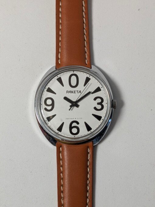 Orologio Raketa Big Zero con quadrante bianco e grandi numeri 0-3-6-9, cinturino in pelle marrone