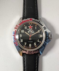 Orologio Vostok Komandirskie con quadrante nero e disegno di carro armato, ghiera bicolore e cinturino nero