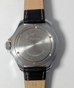 Orologio Vostok komandirskie Tank quadrante nero meccanico manuale - Grade C 15 Orologio Vostok Komandirskie con quadrante nero e disegno di carro armato, ghiera bicolore e cinturino nero