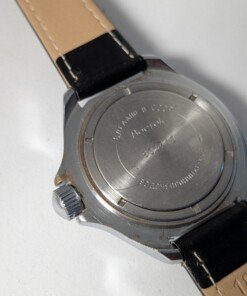Orologio Vostok komandirskie Tank quadrante nero meccanico manuale - Grade C 14 Orologio Vostok Komandirskie con quadrante nero e disegno di carro armato, ghiera bicolore e cinturino nero