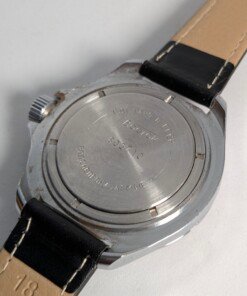 Orologio Vostok komandirskie Tank quadrante nero meccanico manuale - Grade C 13 Orologio Vostok Komandirskie con quadrante nero e disegno di carro armato, ghiera bicolore e cinturino nero