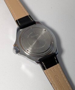 Orologio Vostok komandirskie Tank quadrante nero meccanico manuale - Grade C 12 Orologio Vostok Komandirskie con quadrante nero e disegno di carro armato, ghiera bicolore e cinturino nero