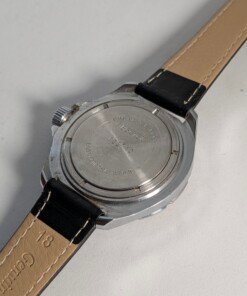 Orologio Vostok komandirskie Tank quadrante nero meccanico manuale - Grade C 11 Orologio Vostok Komandirskie con quadrante nero e disegno di carro armato, ghiera bicolore e cinturino nero