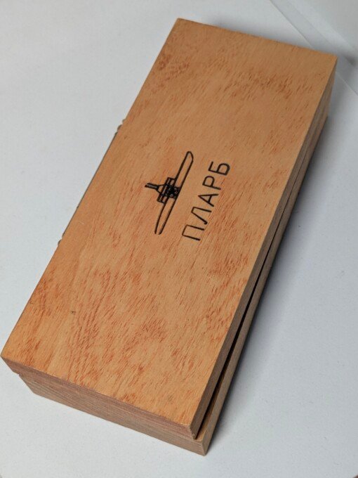 Scatola in legno Poljot PLARB 3133 con incisione del sottomarino e scritta ПЛАРБ