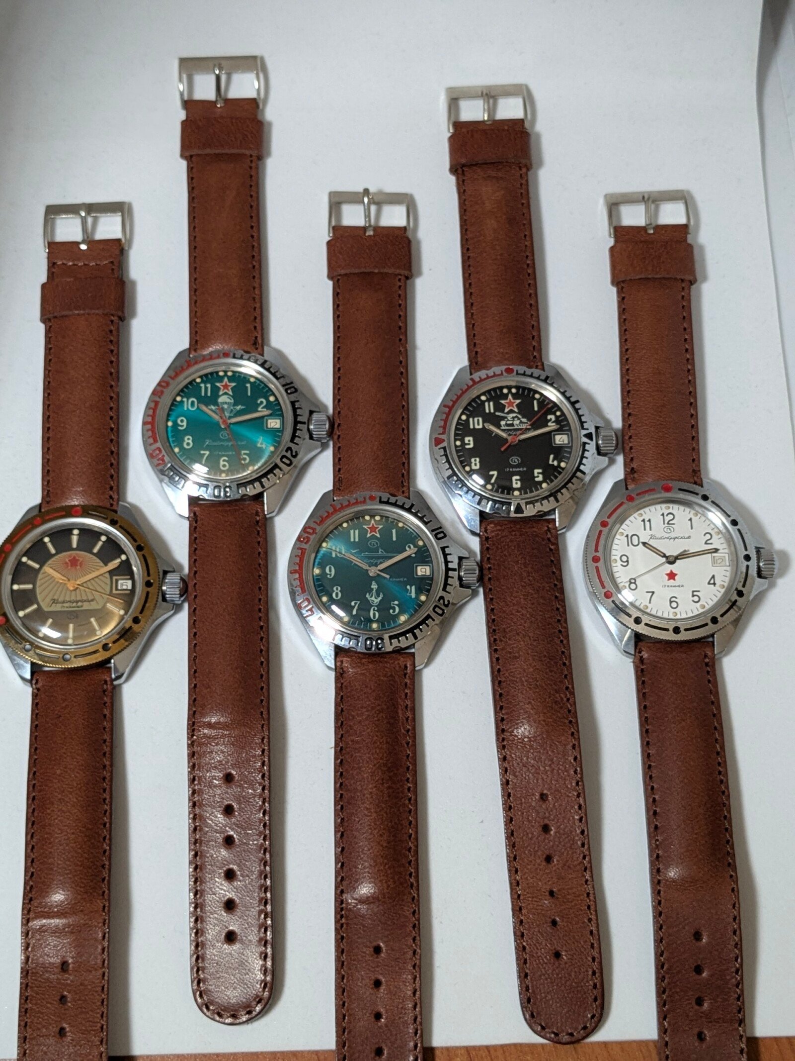 5 Orologi Komandirskie dell'Armata Rossa - Periodo Transizionale - Calibro 2414A - Cinturini Originali Time Trend 1 set orologi vostok Komandirskie dell'Armata Rossa