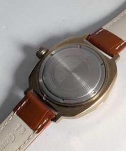 Orologio Vostok Komandirskie commemorativo 1945–1995 con quadrante rosso e cassa in ottone