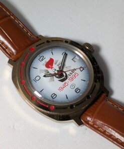 Orologio Vostok Komandirskie commemorativo 1945–1995 con quadrante rosso e cassa in ottone