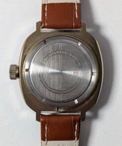 Orologio Vostok Komandirskie commemorativo 1945–1995 con quadrante rosso e cassa in ottone