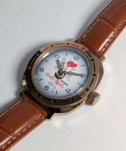 Orologio Vostok Komandirskie commemorativo 1945–1995 con quadrante rosso e cassa in ottone