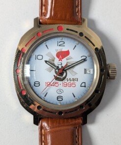 Orologio Vostok Komandirskie commemorativo 1945–1995 con quadrante rosso e cassa in ottone
