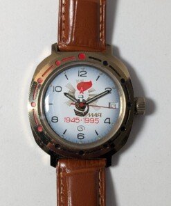 Orologio Vostok Komandirskie commemorativo 1945–1995 con quadrante rosso e cassa in ottone