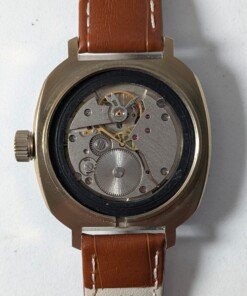 Orologio Vostok Komandirskie commemorativo 1945–1995 con quadrante rosso e cassa in ottone