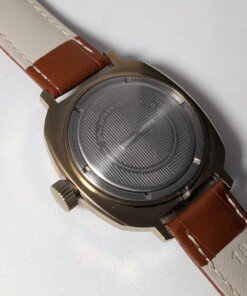Orologio Vostok Komandirskie commemorativo 1945–1995 con quadrante rosso e cassa in ottone