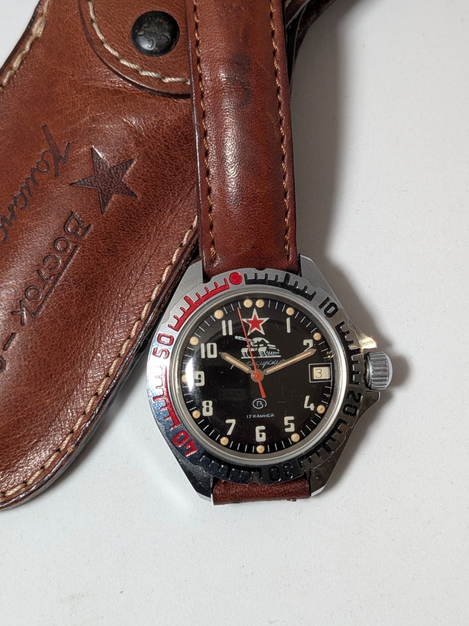 Orologio Vostok komandirskie Tank transizionale con cinturino e custodia 1 Orologio Vostok komandirskie Tank russo