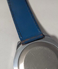 Orologio Sovietico Raketa Marine 24h con Cinturino Originale Blu - Grade B 24 Orologio sovietico Raketa Marine 24 ore anni '80 con quadrante argentato, linee blu tratteggiate per silenzio radio e cinturino blu