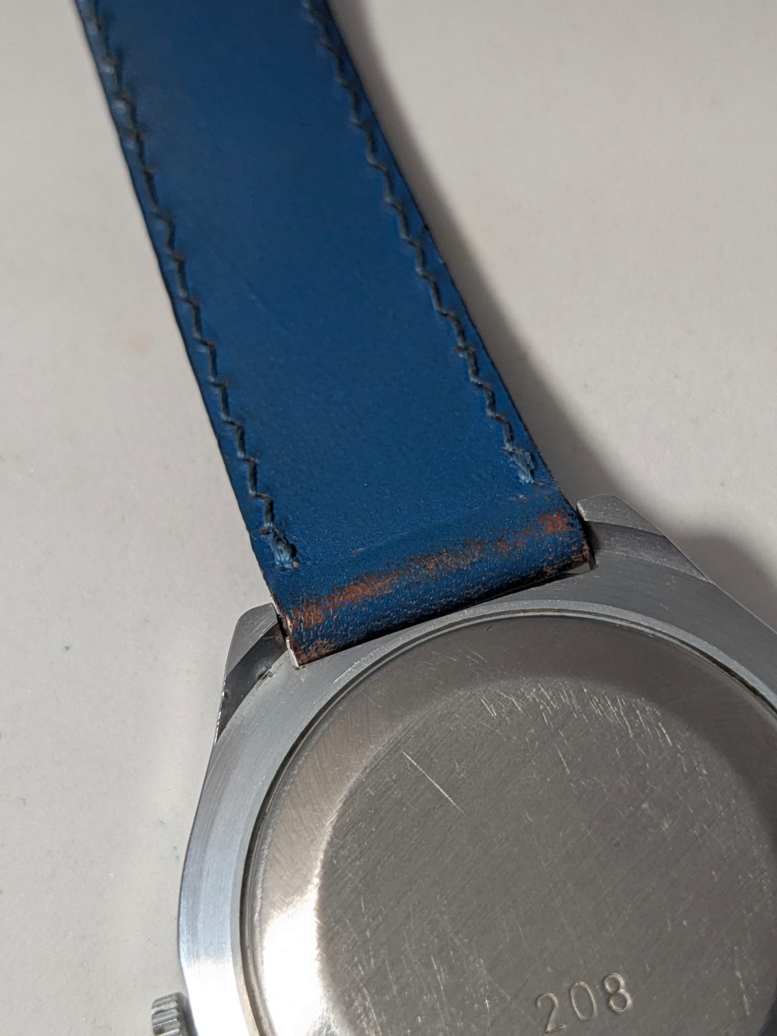 Orologio Sovietico Raketa Marine 24h con Cinturino Originale Blu - Grade B 11 Orologio sovietico Raketa Marine 24 ore anni '80 con quadrante argentato, linee blu tratteggiate per silenzio radio e cinturino blu
