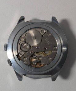 Orologio Sovietico Raketa Marine 24h con Cinturino Originale Blu - Grade B 17 Orologio sovietico Raketa Marine 24 ore anni '80 con quadrante argentato, linee blu tratteggiate per silenzio radio e cinturino blu