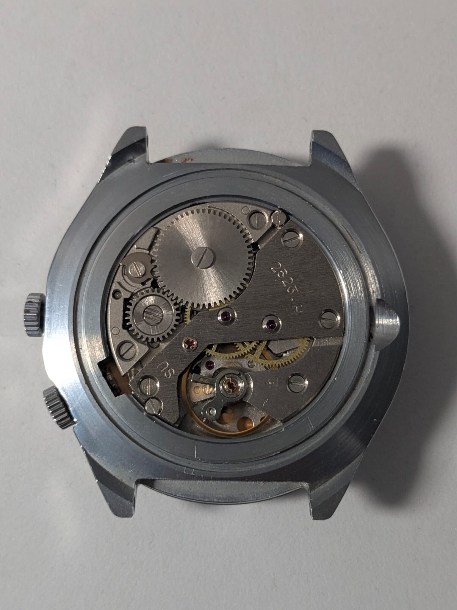 Orologio Sovietico Raketa Marine 24h con Cinturino Originale Blu - Grade B 4 Orologio sovietico Raketa Marine 24 ore anni '80 con quadrante argentato, linee blu tratteggiate per silenzio radio e cinturino blu