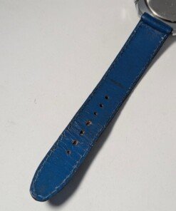 Orologio Sovietico Raketa Marine 24h con Cinturino Originale Blu - Grade B 23 Orologio sovietico Raketa Marine 24 ore anni '80 con quadrante argentato, linee blu tratteggiate per silenzio radio e cinturino blu
