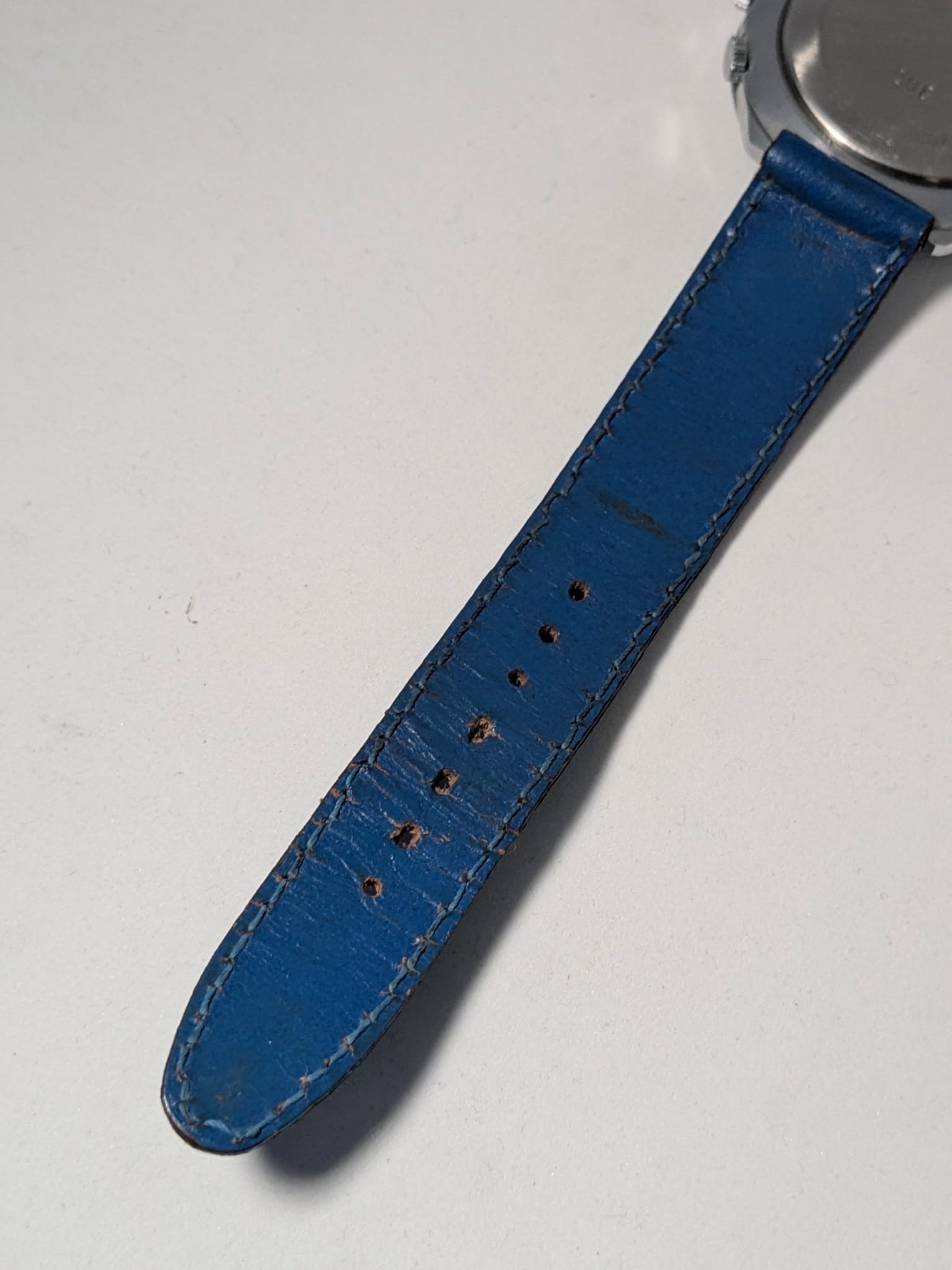 Orologio Sovietico Raketa Marine 24h con Cinturino Originale Blu - Grade B 10 Orologio sovietico Raketa Marine 24 ore anni '80 con quadrante argentato, linee blu tratteggiate per silenzio radio e cinturino blu