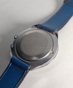 Orologio Sovietico Raketa Marine 24h con Cinturino Originale Blu - Grade B 20 Orologio sovietico Raketa Marine 24 ore anni '80 con quadrante argentato, linee blu tratteggiate per silenzio radio e cinturino blu