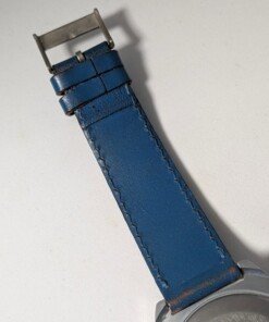 Orologio Sovietico Raketa Marine 24h con Cinturino Originale Blu - Grade B 26 Orologio sovietico Raketa Marine 24 ore anni '80 con quadrante argentato, linee blu tratteggiate per silenzio radio e cinturino blu