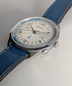 Orologio Sovietico Raketa Marine 24h con Cinturino Originale Blu - Grade B 15 Orologio sovietico Raketa Marine 24 ore anni '80 con quadrante argentato, linee blu tratteggiate per silenzio radio e cinturino blu