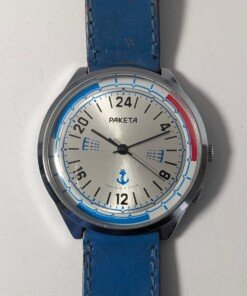 Orologio sovietico Raketa Marine 24 ore anni '80 con quadrante argentato, linee blu tratteggiate per silenzio radio e cinturino blu