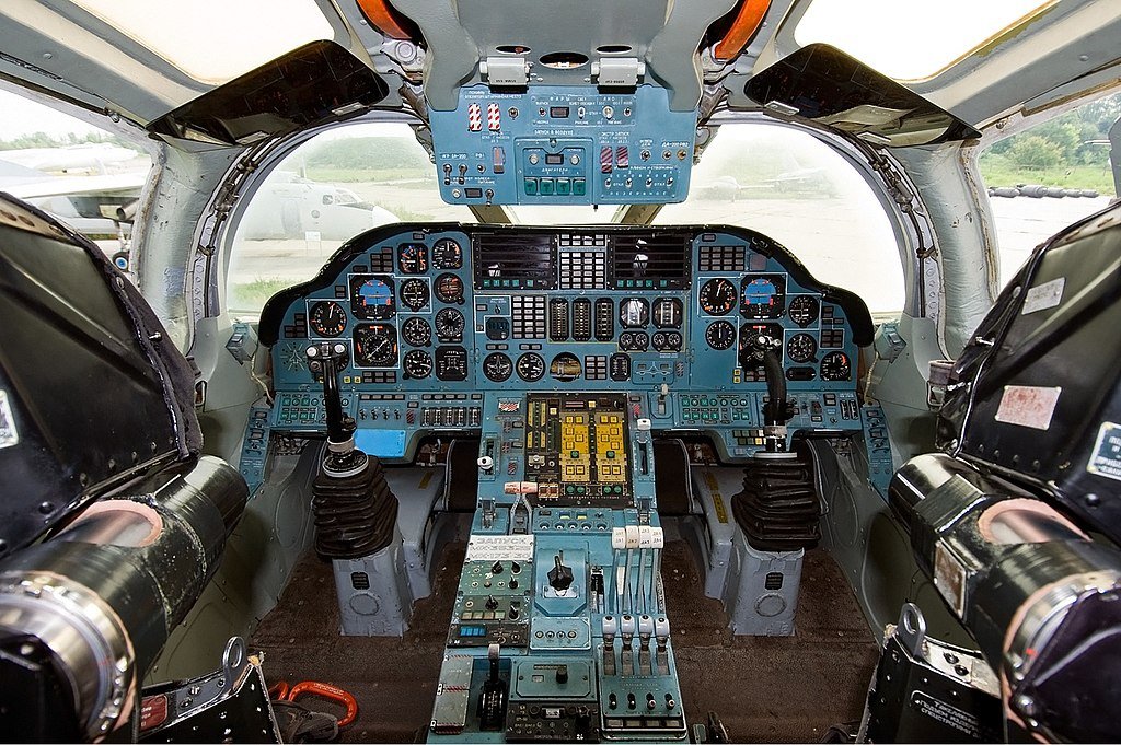 Cabina di pilotaggio di un aereo Tupolev Tu-160