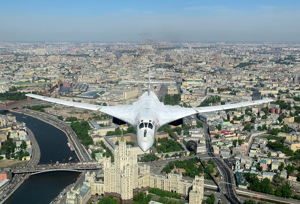 Tupolev Tu-160 overflying Moscow