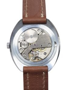 Movimento meccanico Vostok calibro 2609.HA di orologio russo vintage da collezione, con ingranaggi visibili e cinturino in pelle marrone.