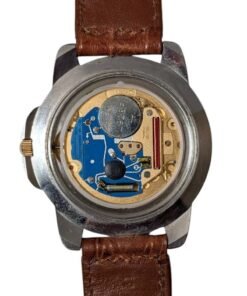 Orologio Sector ADV 1000 Quartz Anni ’90 Tachimetro Swiss Made - Grade B 21 Orologio da collezione vintage russo/sovietico, vista del calibro al quarzo interno con batteria e cinturino in pelle marrone.