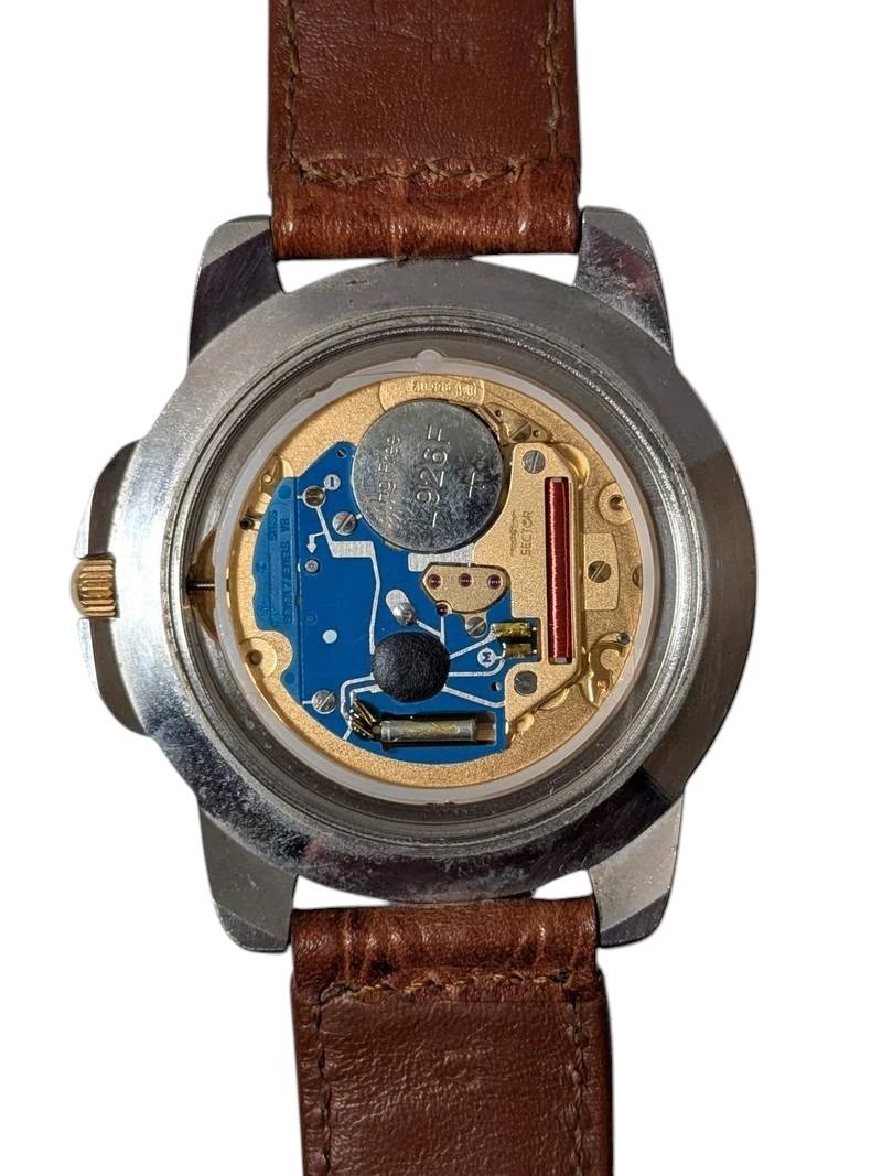 Orologio Sector ADV 1000 Quartz Anni ’90 Tachimetro Swiss Made - Grade B 11 Orologio da collezione vintage russo/sovietico, vista del calibro al quarzo interno con batteria e cinturino in pelle marrone.
