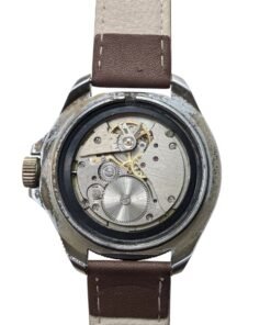 Orologio russo vintage Vostok Komandirskie, vista del calibro meccanico a carica manuale 18 rubini con dettagli e cinturino in pelle.