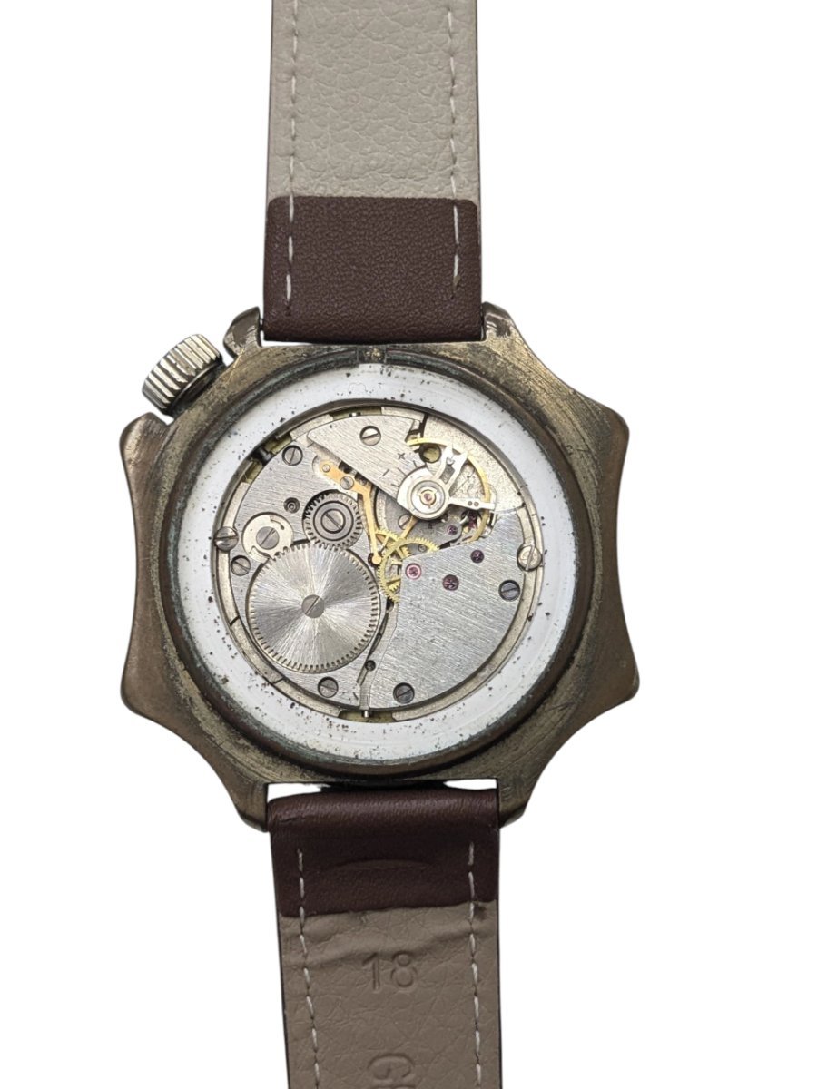 Vostok Komandirskie Scuola superiore di ingegneria aeronautica militare di Tambov – Grade B 3 Orologio russo vintage da collezione, riferimento catalogo 81. Vista dettagliata del movimento meccanico e cinturino in pelle marrone.