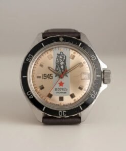 Orologio Vostok Komandirskie vintage sovietico commemorativo 1945 con quadrante dorato, soldato, lunetta girevole, datario e 17 rubini.