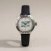 Orologio russo vintage Vostok Cosmopolis con iconico quadrante bianco, lunetta girevole bicolore, corona a vite e cinturino in pelle nero.