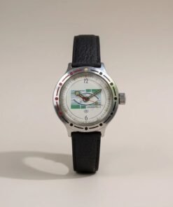 Orologi Russi e Sovietici Autentici – Vostok, Poljot, Raketa 24 Orologio russo vintage Vostok Cosmopolis con iconico quadrante bianco, lunetta girevole bicolore, corona a vite e cinturino in pelle nero.
