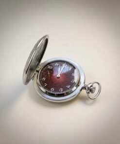 Orologi Russi e Sovietici Autentici – Vostok, Poljot, Raketa 30 Orologio da tasca vintage russo, cassa argentata, quadrante rosso-marrone con numeri arabi, pattern floreale e piccoli secondi a ore 9.