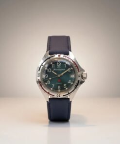 Orologio vintage russo Vostok Komandirskie, quadrante verde con stella rossa, datario, lunetta girevole e cinturino blu.