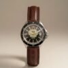 Orologio vintage sovietico Vostok Amphibia referenza 250 con quadrante nero, emblema subacqueo, datario, lunetta girevole e cinturino in pelle.