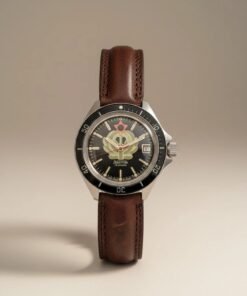 Orologi Russi e Sovietici Autentici – Vostok, Poljot, Raketa 28 Orologio vintage sovietico Vostok Amphibia referenza 250 con quadrante nero, emblema subacqueo, datario, lunetta girevole e cinturino in pelle.