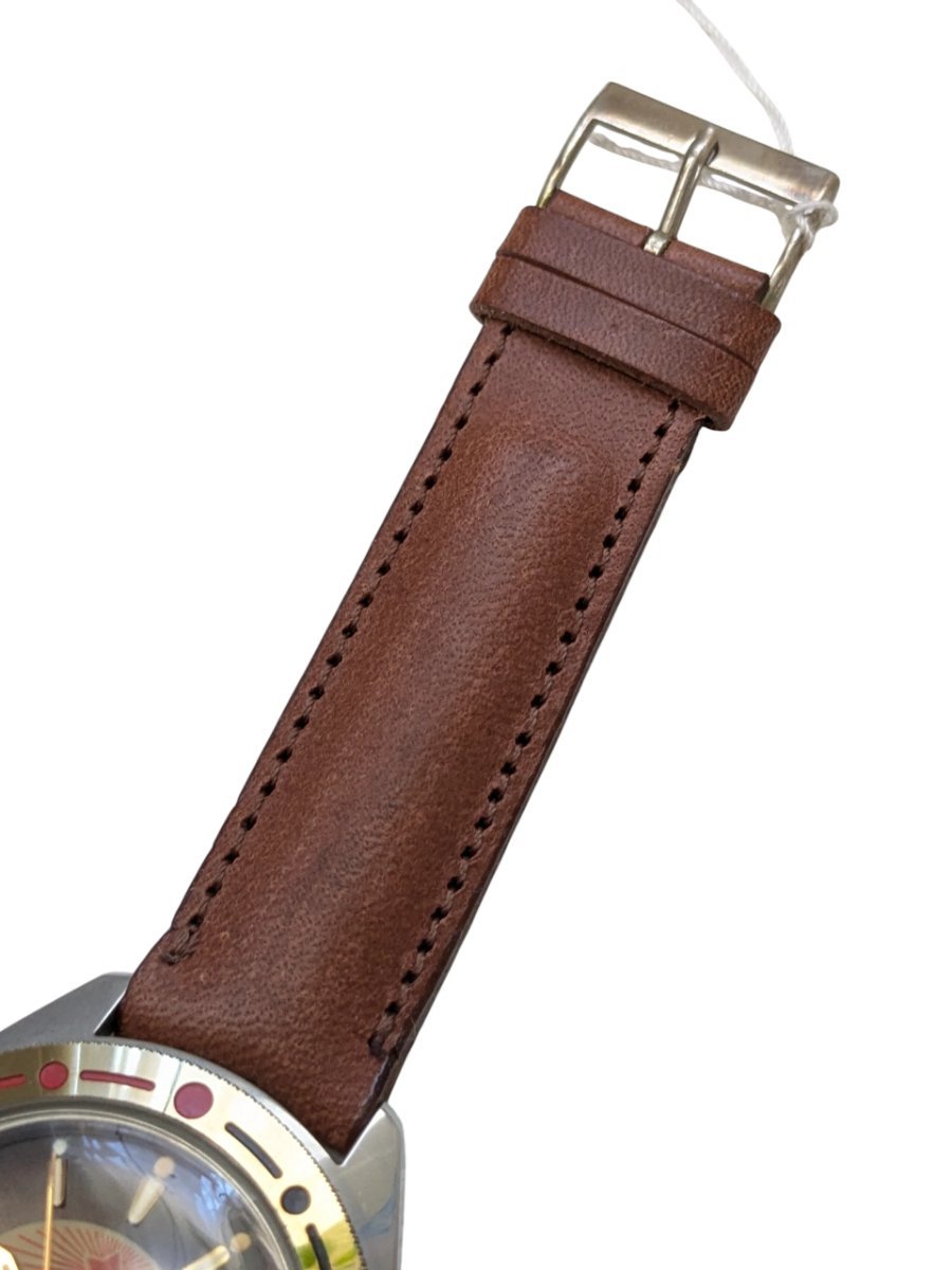 Orologio Vostok Komandirskie Rising Sun Meccanico Manuale URSS - Grade A 6 Orologio Vostok Komandirskie vintage russo con cinturino in pelle marrone. Presenta lunetta girevole dorata e quadrante con accenti rossi e oro.
