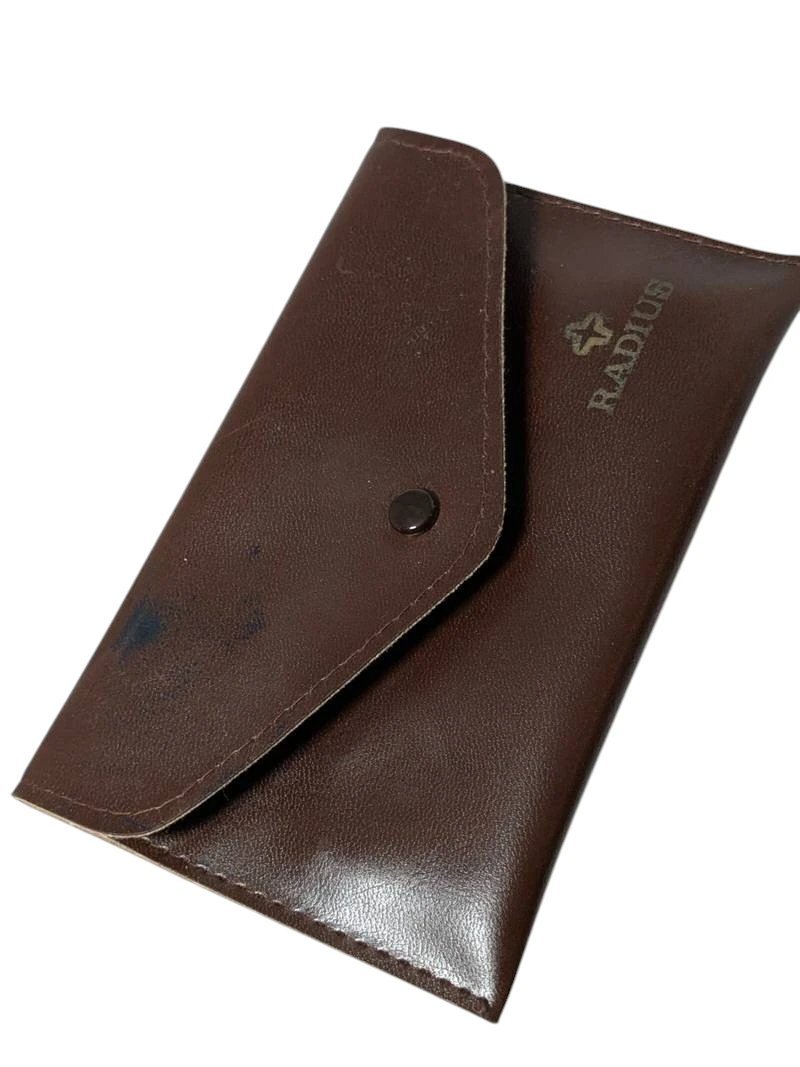 Radius Automatico Vintage Cassa Bicolore Calibro Slava 2427 – Grade B 9 Custodia marrone in similpelle con bottone automatico, logo "RADIUS" e simbolo a croce, per orologio sovietico vintage.