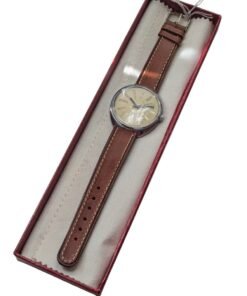 Orologio sovietico vintage da collezione, quadrante dorato con numeri in cirillico e tema sportivo, cinturino pelle marrone.