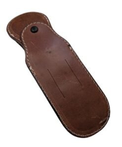 Astuccio protettivo in pelle marrone vintage con cuciture chiare e bottone a pressione, per orologio da collezione sovietico/russo.