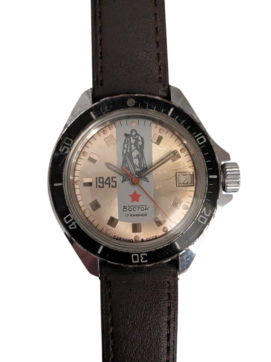 Orologio Vostok Komandirskie Della Vittoria – Meccanico Manuale 2414 - Grade B 2 Orologio vintage russo Vostok Komandirskie con quadrante commemorativo 1945, soldato, 17 rubini e lunetta girevole. Made in USSR.