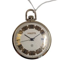 Orologio da tasca vintage sovietico Raketa con quadrante texturizzato, numeri romani dorati, datario e scritta "Made in USSR".