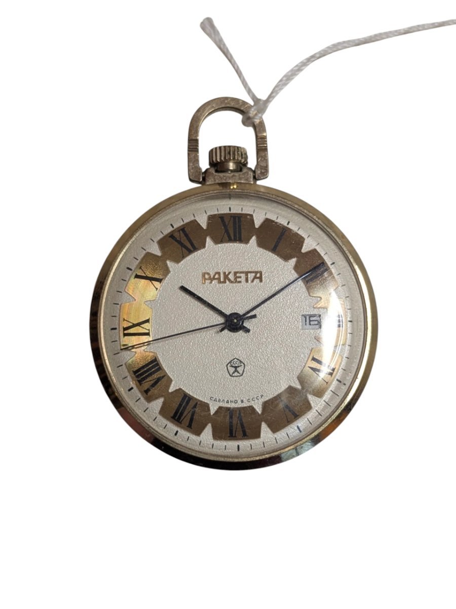 Orologio da tasca sovietico Raketa con marchio di qualità GOST - Grade B 2 Orologio da tasca vintage sovietico Raketa con quadrante texturizzato, numeri romani dorati, datario e scritta "Made in USSR".