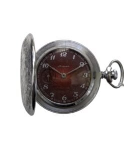 Orologio da tasca Molnija vintage sovietico, quadrante bordeaux con numeri arabi e traccia 24 ore, elegante custodia in metallo incisa.